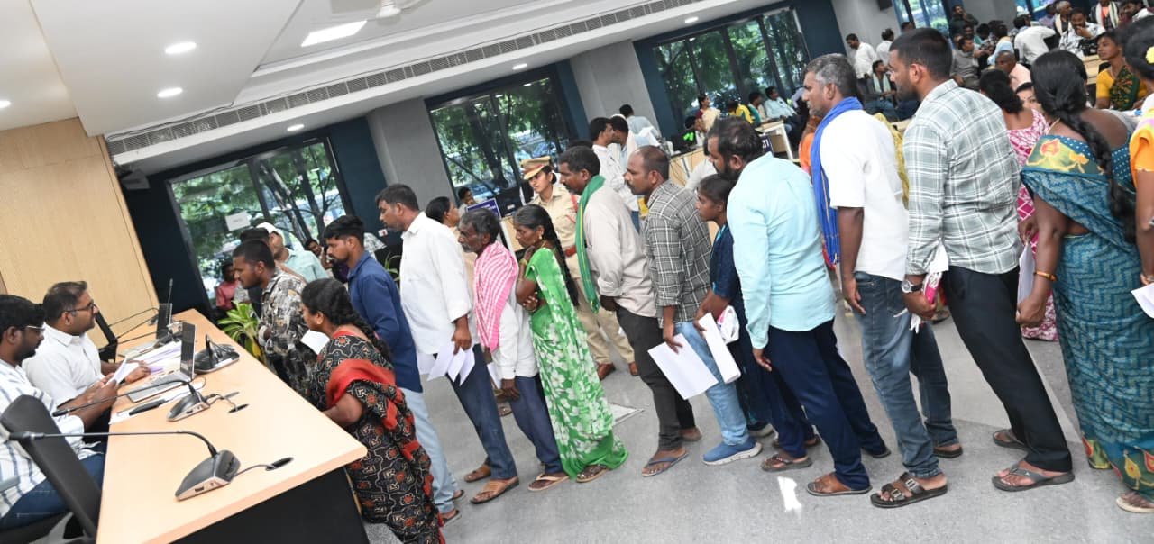 *ప్రజావాణి కార్యక్రమంలో పాల్గొని ప్రజల నుండి దరఖాస్తులు స్వీకరించిన జిల్లా కలెక్టర్